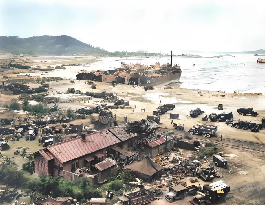 1950年8月的东京，麦克阿瑟叼着玉米芯烟斗，盯着仁川港的水文图，他要在所有人说