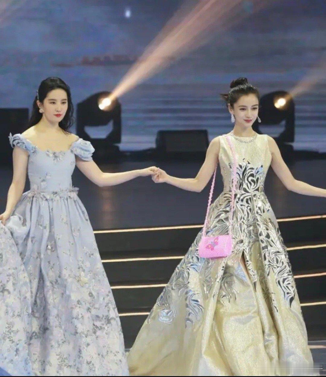 杨颖、刘亦菲都是美女，你吃谁的颜 