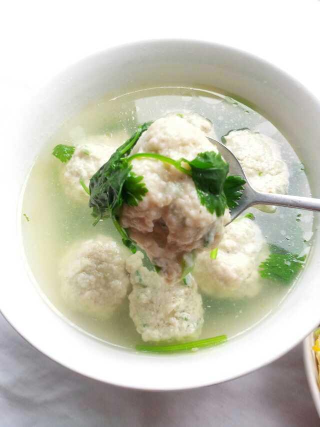 🍲鱼丸在汤里打了个滚，嫩得像云朵☁️。香菜是春日的信使，一口鲜掉眉毛！