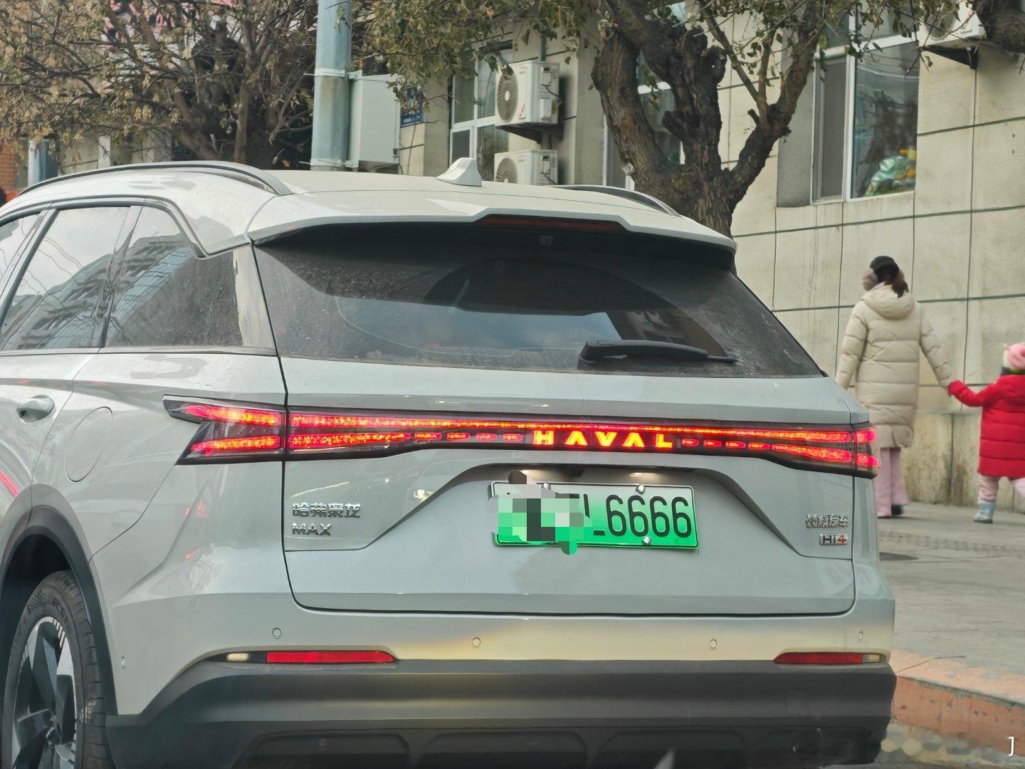 路上看到一台哈佛枭龙有点惊讶尾灯用璀璨风格 