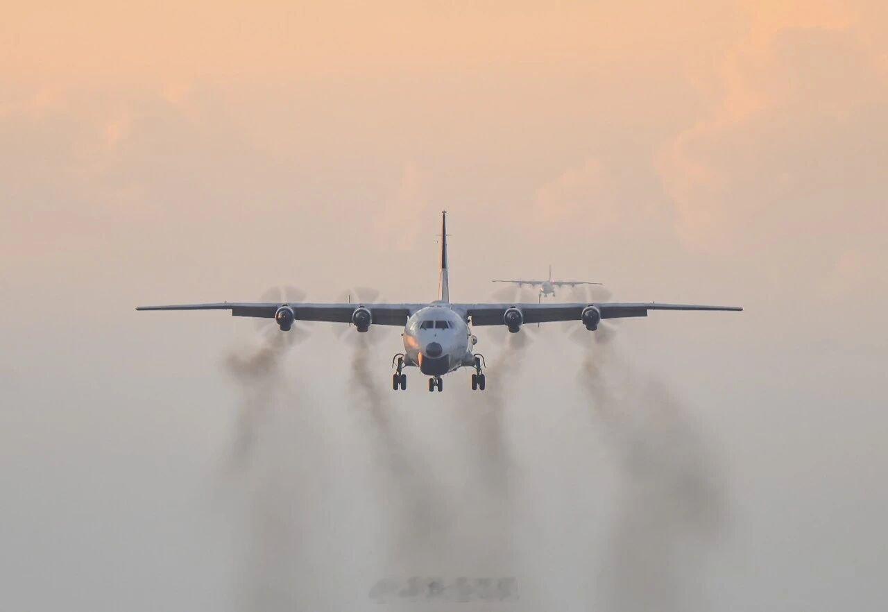 海空雄鹰近日，海军航空兵某团出动多架次固定翼反潜巡逻机，开展跨昼夜飞行训练。此次