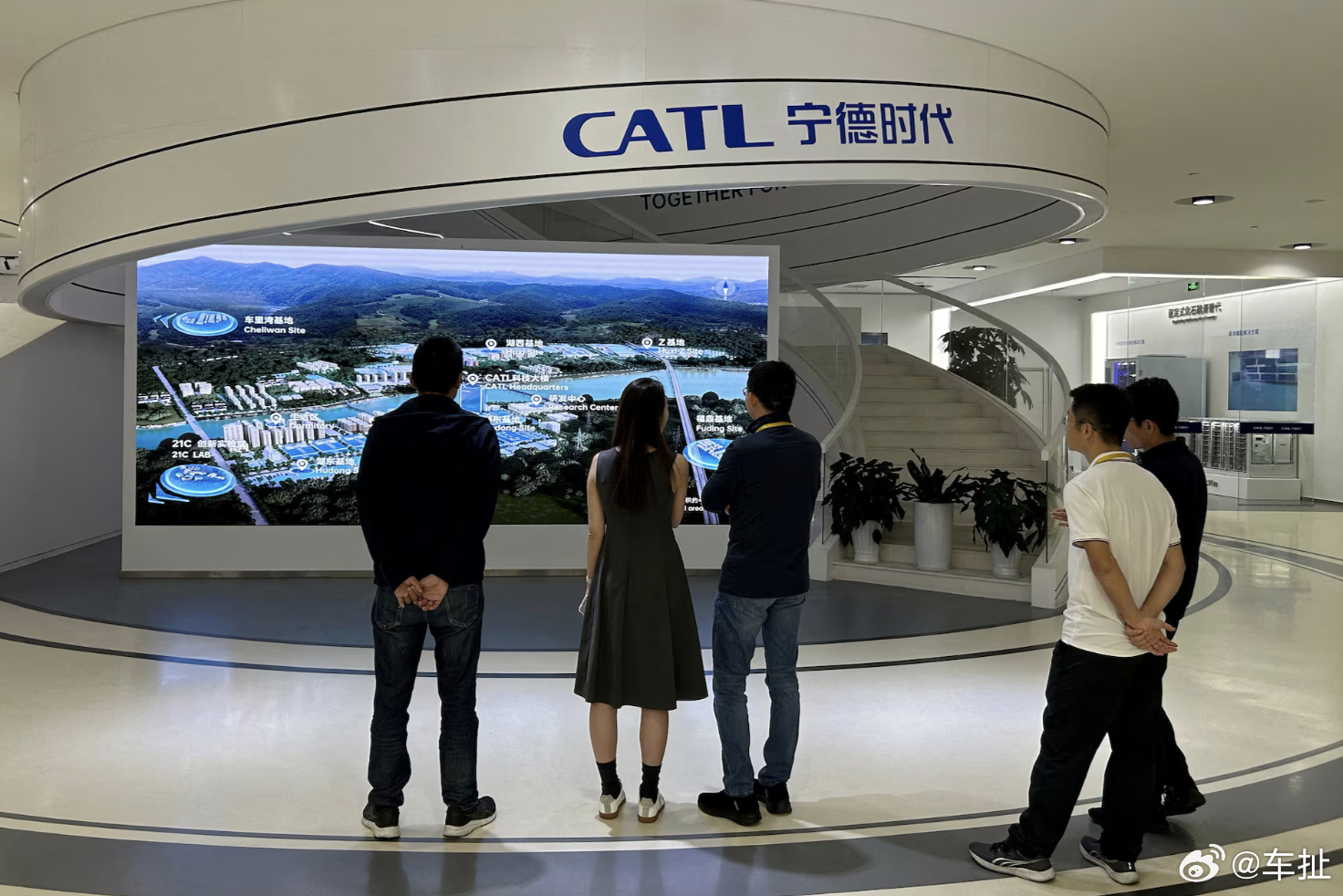 宁王港股上市待鸣锣今天是宁德时代启动港股上市的日子，计划至少募集40亿美元资金，