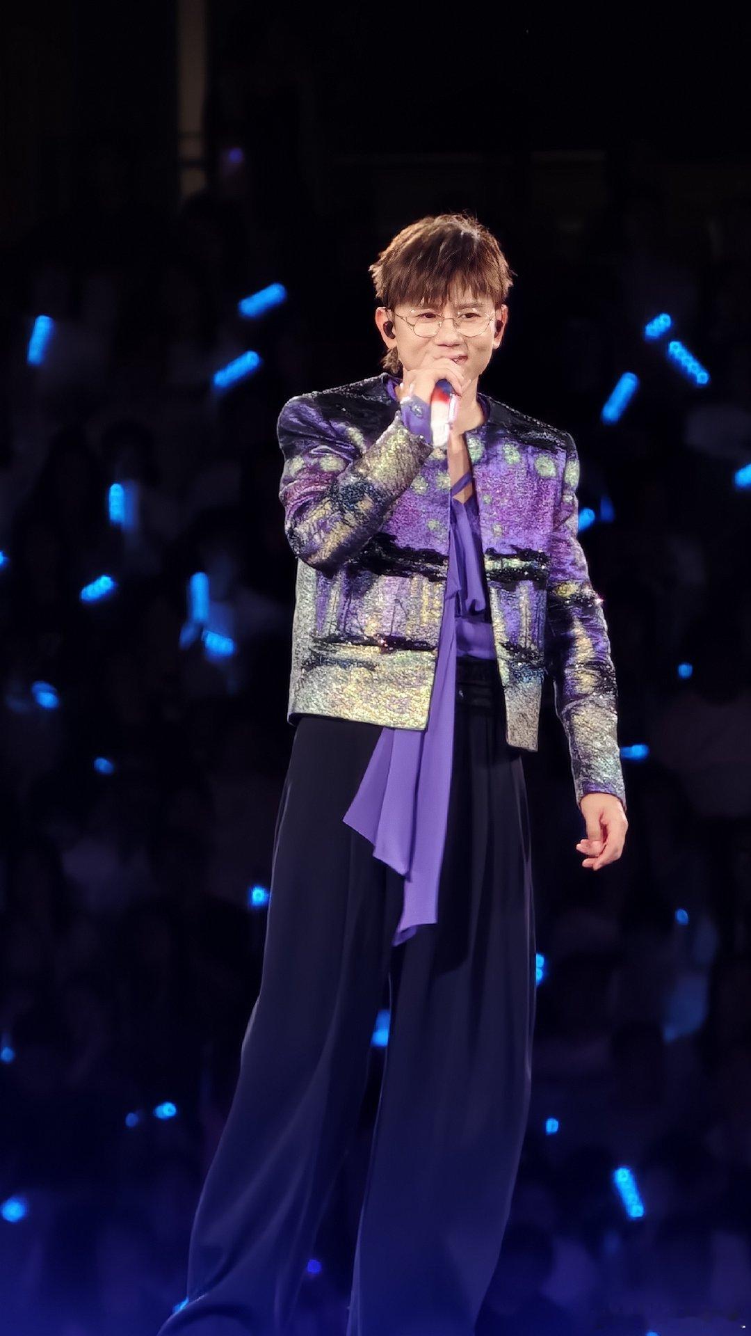 张杰演唱会雨幕歌词雨幕裹挟着光影，文字随着流水缓缓呈现，张杰分享自己曾经的困顿，