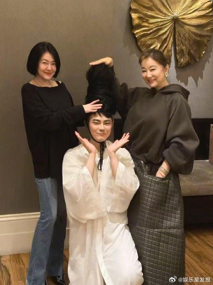 小S林青霞合照 小S和林青霞同框合照来袭，两代女神梦幻同框啦！ 