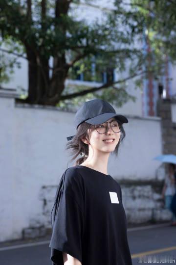 谭松韵依旧逆生长谭松韵淡淡的也好美淡颜治愈天花板，时光偏爱谭松韵，素颜淡妆状态依