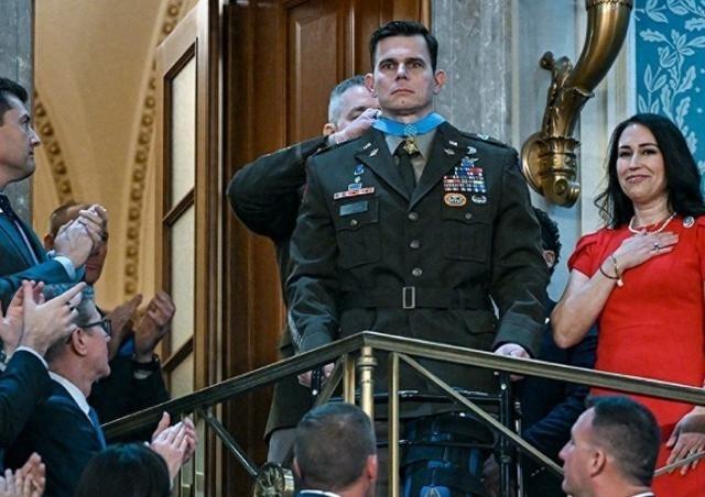 太炸了！特朗普国情咨文直接放大招，突袭马杜罗的重伤美军终于露脸，浑身是伤仍坚守使