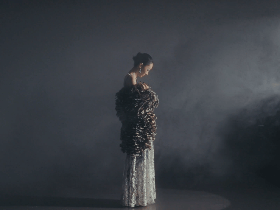 周冬雨羽毛美甲 细节控狂喜，漫天白羽布景，指尖也点缀细碎羽毛，造型完整度拉满。 