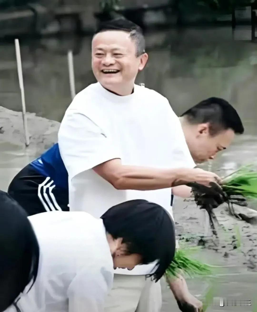 7月20日，马云现身世界杯决赛引发全网热议！

有网友拍到，马云身穿白色T恤现身