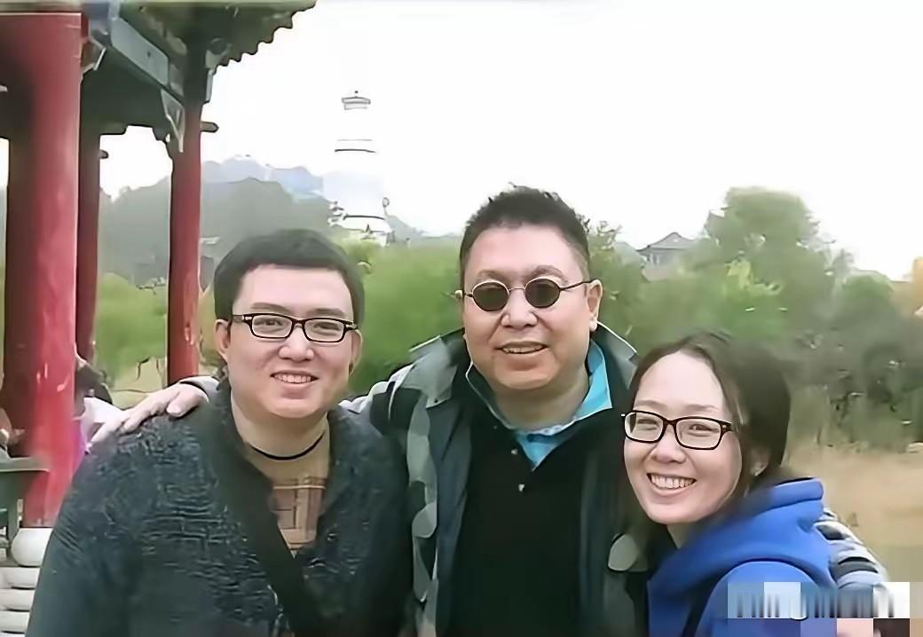 王为念携妻儿五台山游历旧照，背景清晰可见五台山标志性的大白塔。镜头下，王为念站在