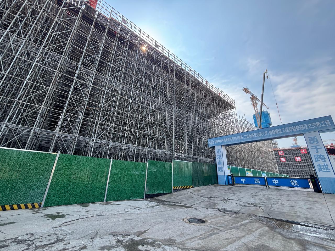 现场实拍，开源路跨铁路桥项目最新施工进展！
图片由楼友“怪兽”7月11日提供。