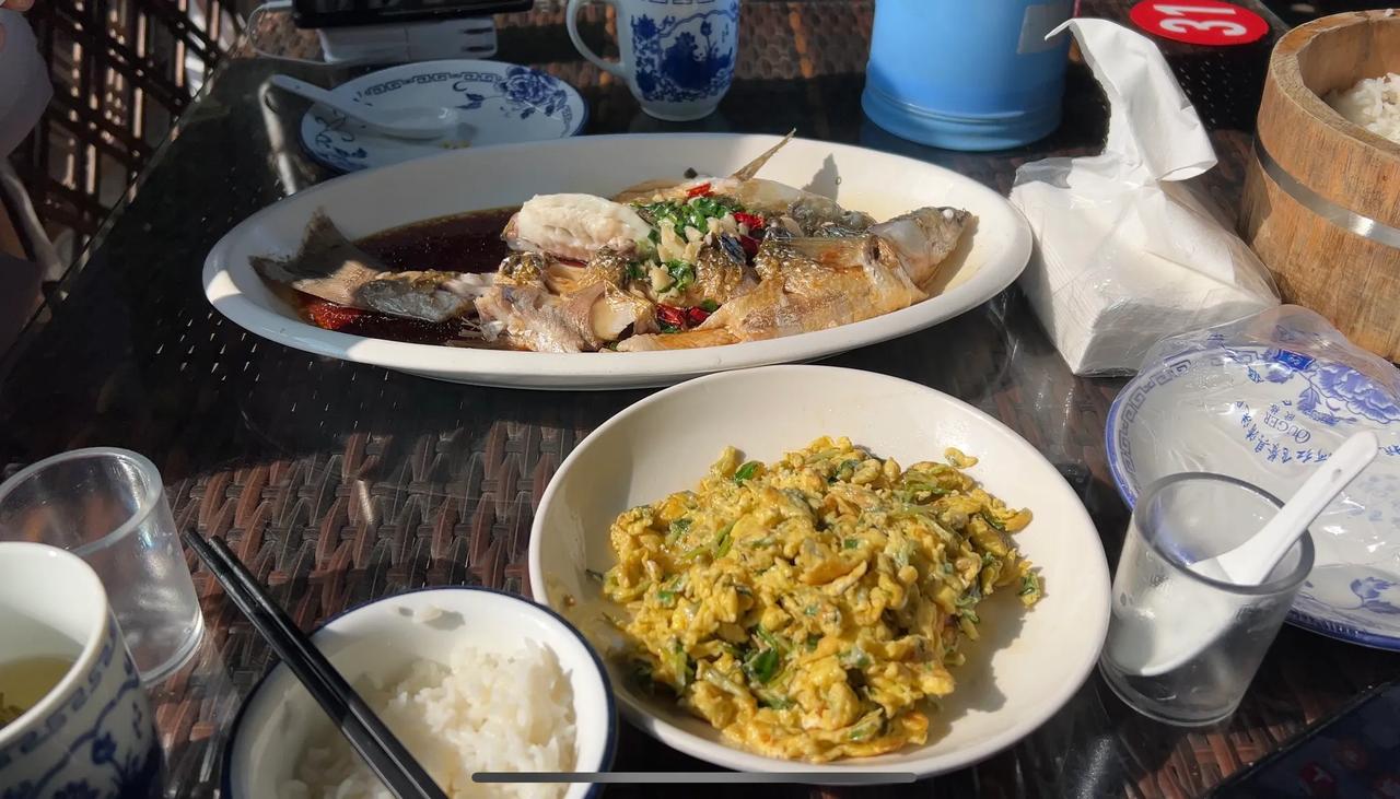 来杭州吃的第三顿饭
上午去了雷峰塔
中午在西湖边的农家乐
一条鲻鱼98一份野菜炒