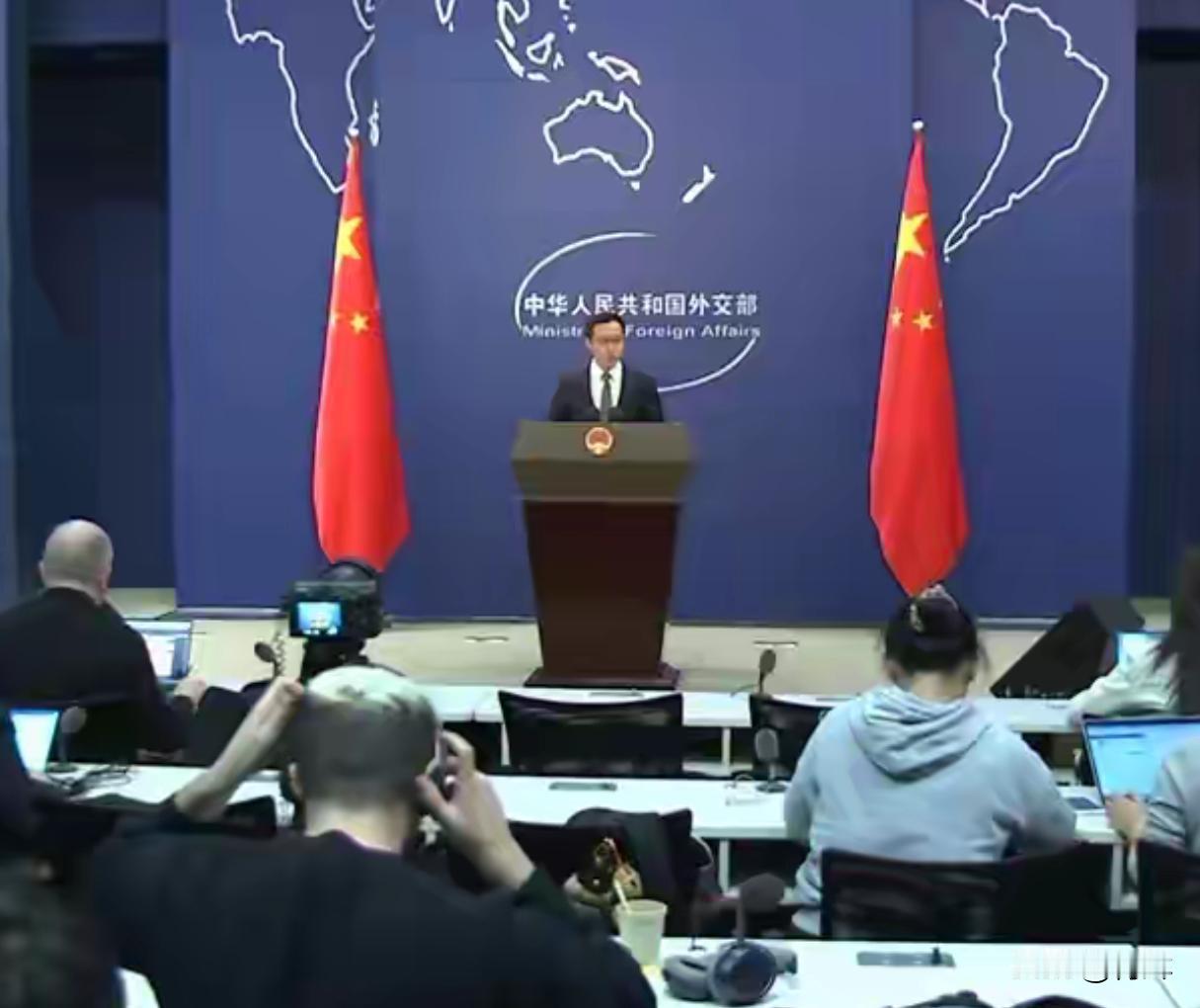 中美最大的不同:中国首次表态，将向伊朗直接提供物资
3月17号当天在我国外交部的