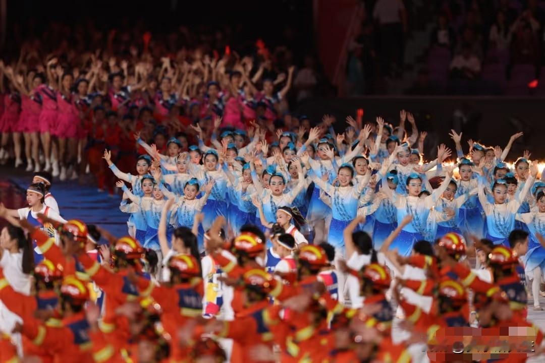 第十五届全运会开幕式上，
最打动人心的不是那些明星。

整场演出最累最苦的活，其