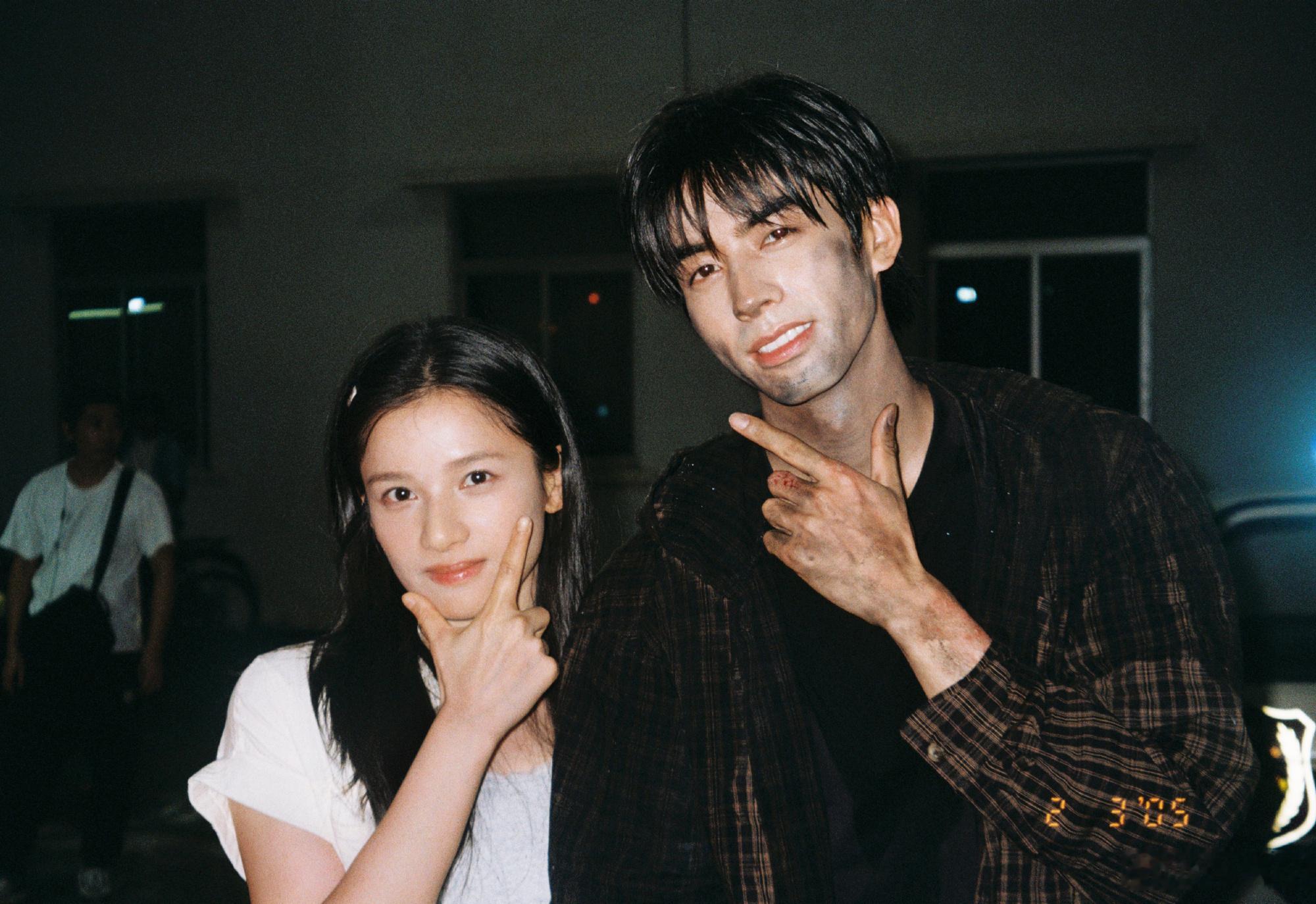 宋威龙张婧仪晒合照 宋威龙张婧仪晒陈异和苗靖我们哥妹过于甜了吧