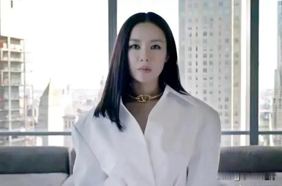 孙艺珍怎么变成这样了？在新发布的大片中，她一改往日清新柔美的优雅形象，快要认不出