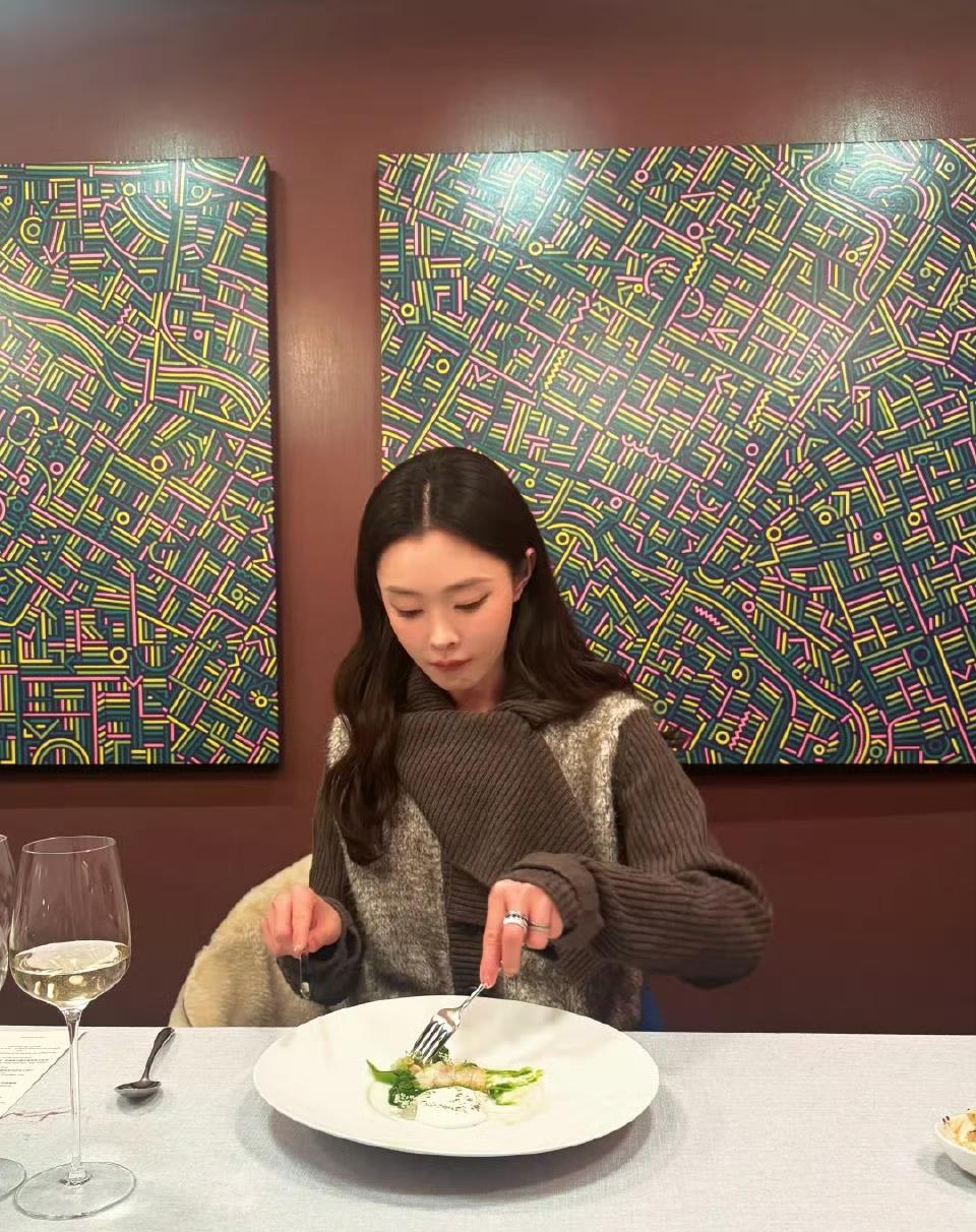 宋轶和白敬亭又巧合的出同款了，近日，有网友发现宋轶和白敬亭在同一家餐厅用过餐，从