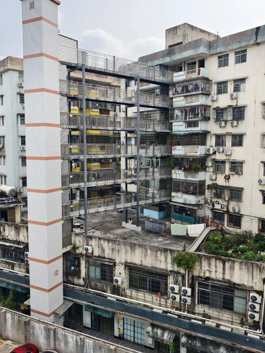 挑战加装电梯最长连廊记录
都说重庆魔幻
都说重庆山间的高楼分不清上下左右

那是