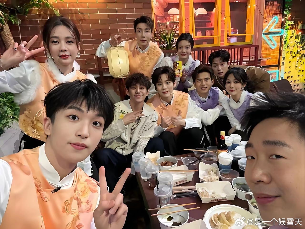 这么多人呀！我认出了何炅，杨紫，李现，杨迪。其他的没看出来，你知道都是谁吗？ 