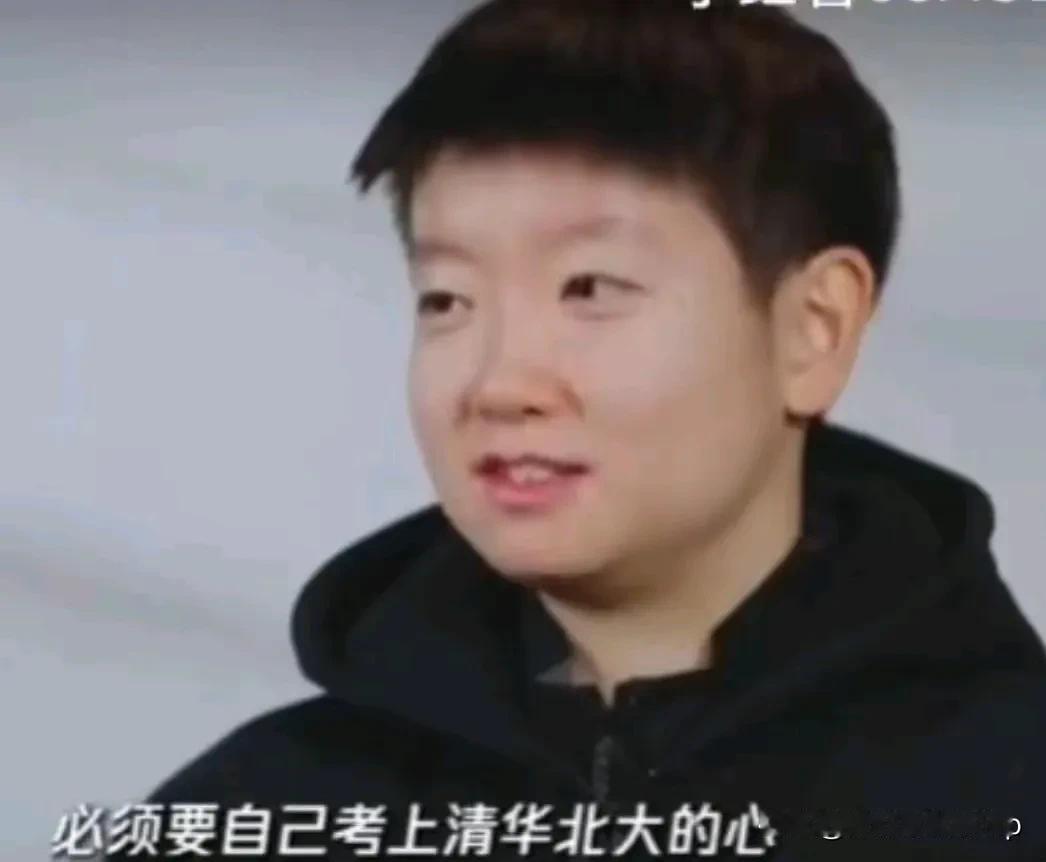 只要是做自己喜欢的事她都会很快乐
莎莎说以后不打球了就去读书
一心只有小白球的莎