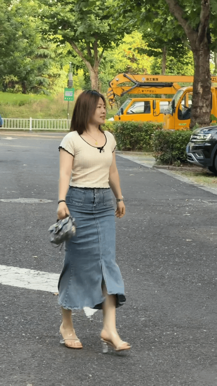 自信的女人走路都那么潇洒！