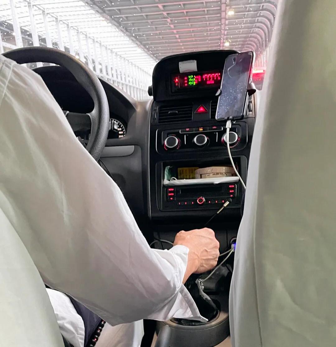 实在没想到2024年了还有手动挡出租车，碰到拥堵路段，体验真的太差了，换挡加速各