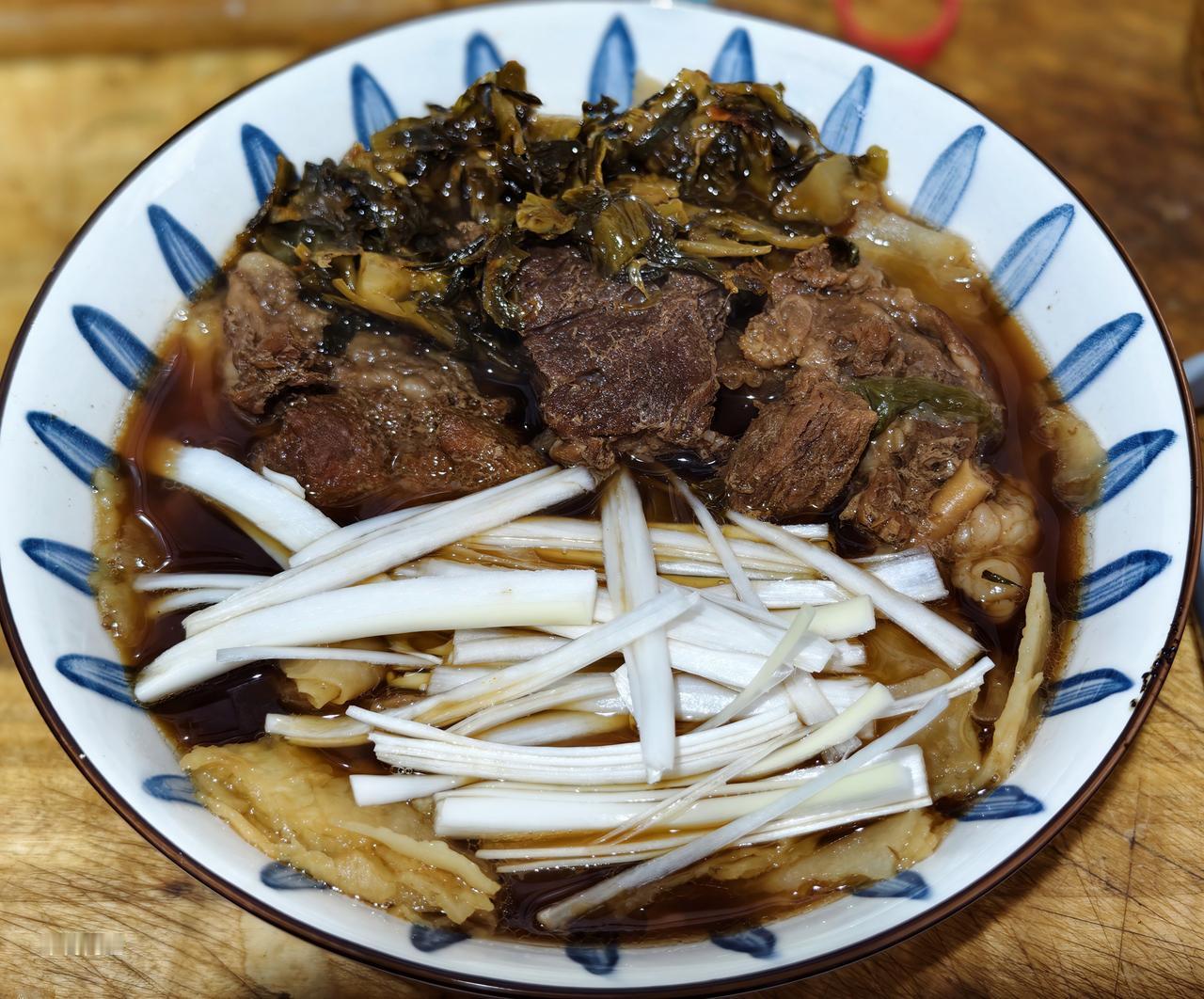 浑身冒汗的早餐：李氏“牛肉罩饼”
一大清早又开始为吃啥犯愁了。瞅了眼冰箱，里面有