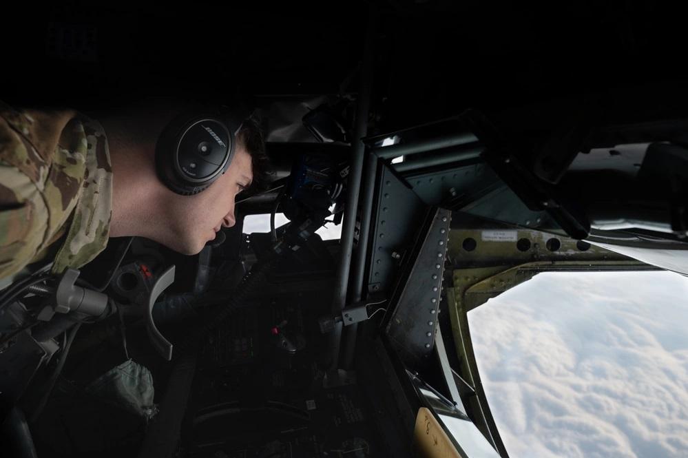 美国空军在琉球嘉手纳基地部署了十多架KC-135R空中加油机，经常会为部署在亚太