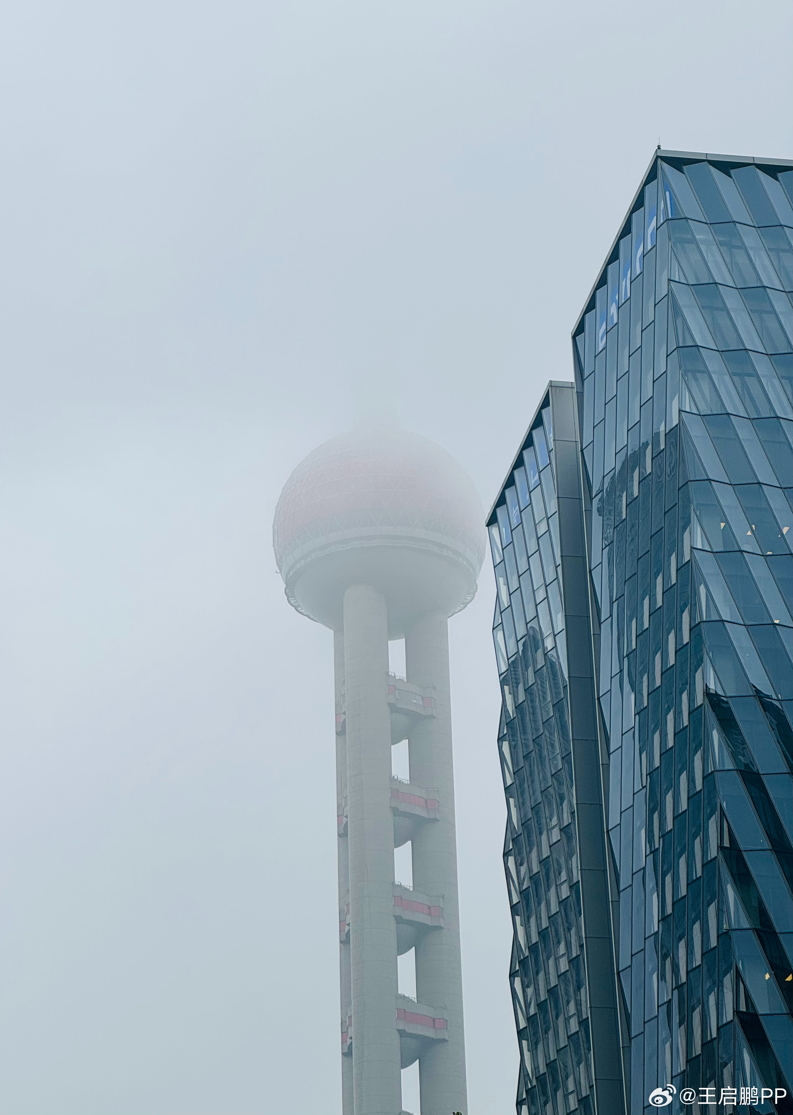 东方明珠隐于雾。大家早～ 上海