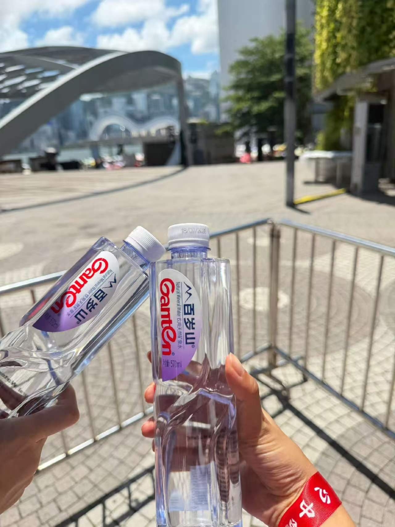 水也来了。。我的天好多百岁山，贵贵的 （各个牌子都有应该是买了好多好多，还有一推