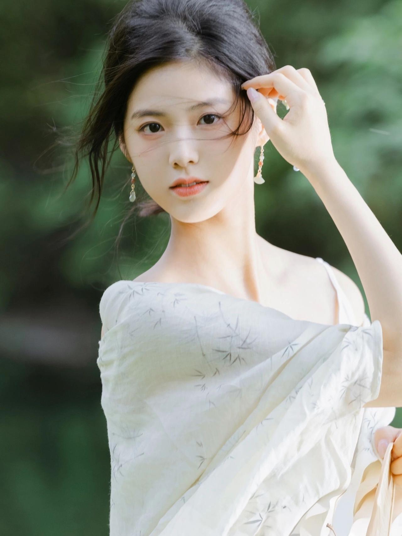 我不去想身后会不会有掌声雷动
既然心向自然
便只顾让风拂过发梢，让光吻上脸颊