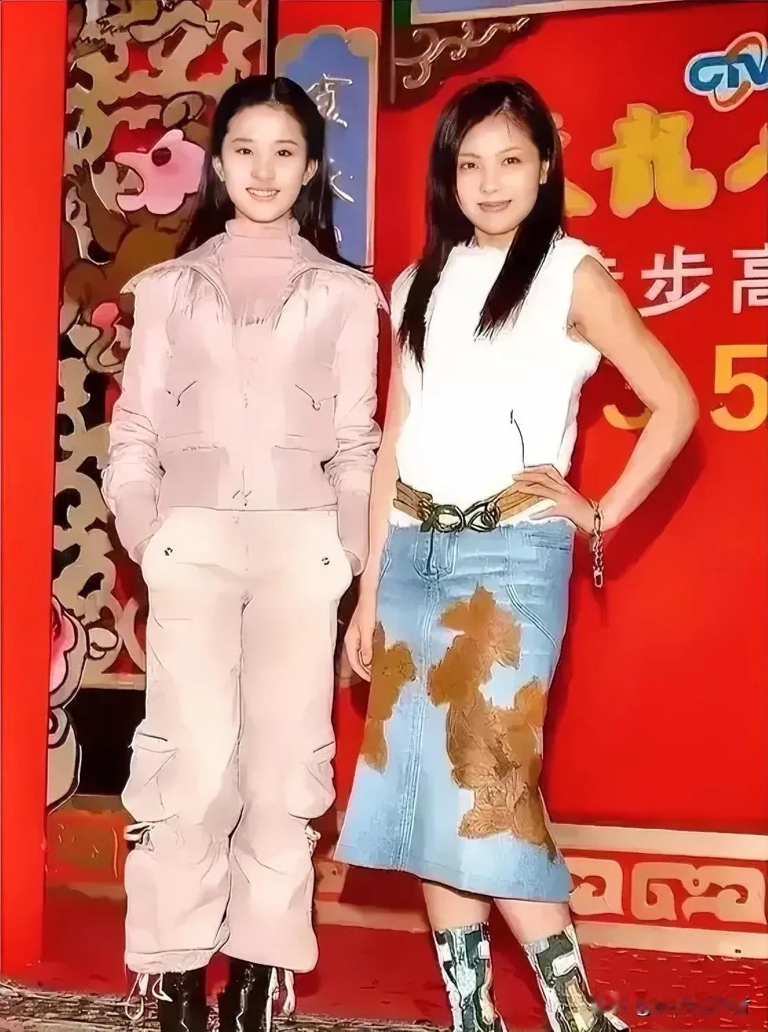 “神仙姐姐”刘亦菲和“国民贤妻”刘涛早年宣传《天龙八部》时的一张合影，两人站在一