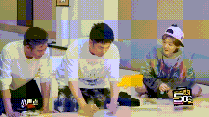 邓超陈赫互送礼物，一个送头发，一个送毛笔字。别人是顶峰相见，他俩是“顶毛相见”。