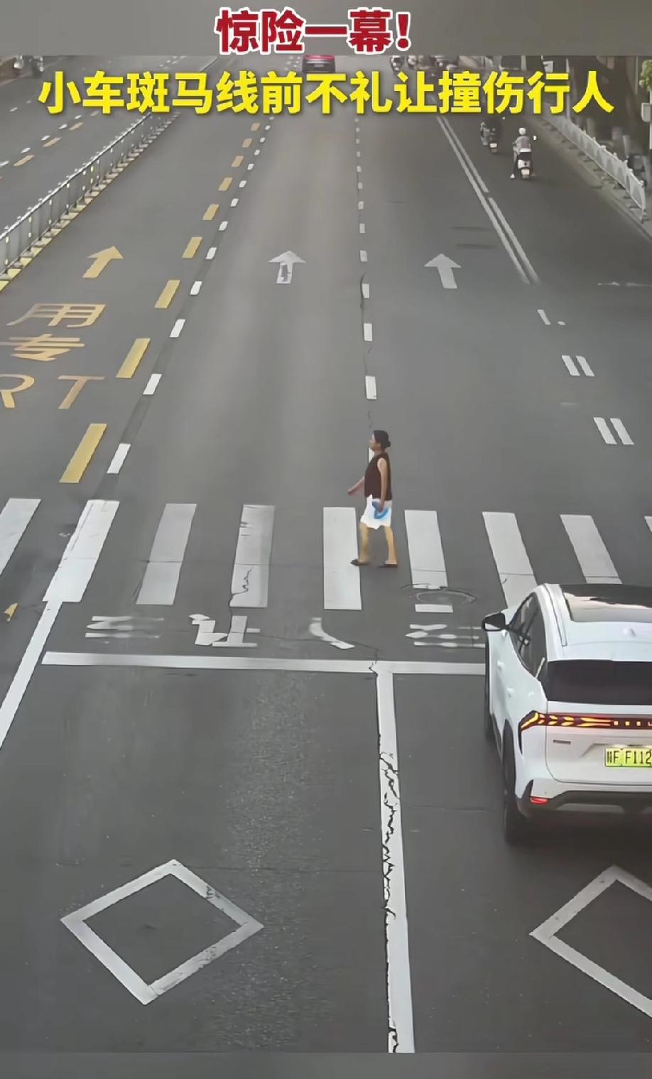 马路不是你家，出来害人就不对了，
一女子在斑马线闲庭信步，导致一出租车未及时刹停