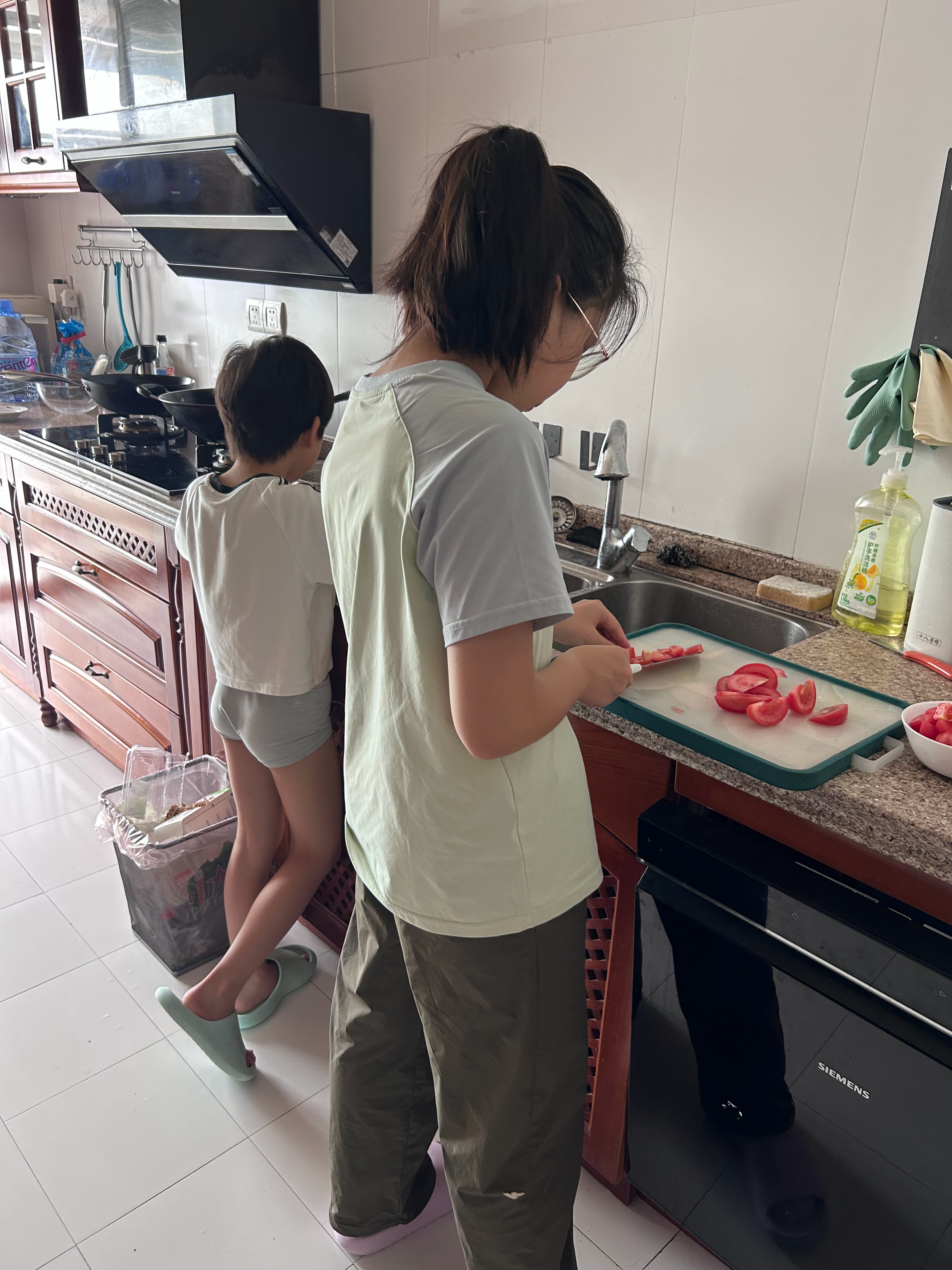 中午准备做菜，现在让他们先到厨房忙活。经过多次合作，他们的分工安排已经非常合理。