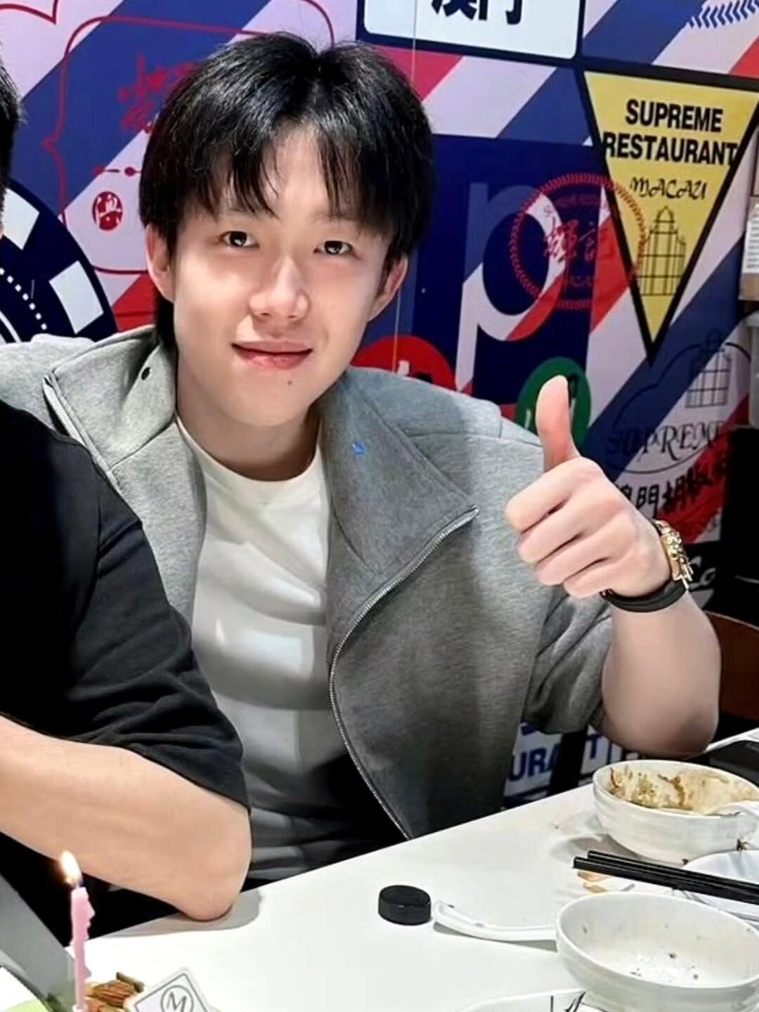 王楚钦的合照，头哥这状态也太好了吧！
荣光满面，真的好让人羡慕，一年比一年好，今
