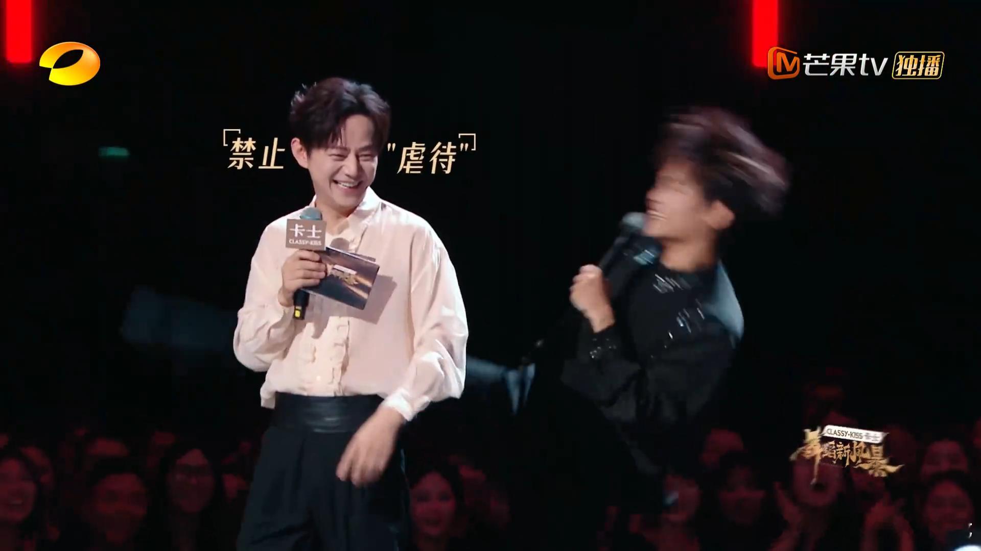 何炅禁止虐待尤长靖说出了何老师的心声昂昂现场演示街舞教学成果，口令一上来动作幅度
