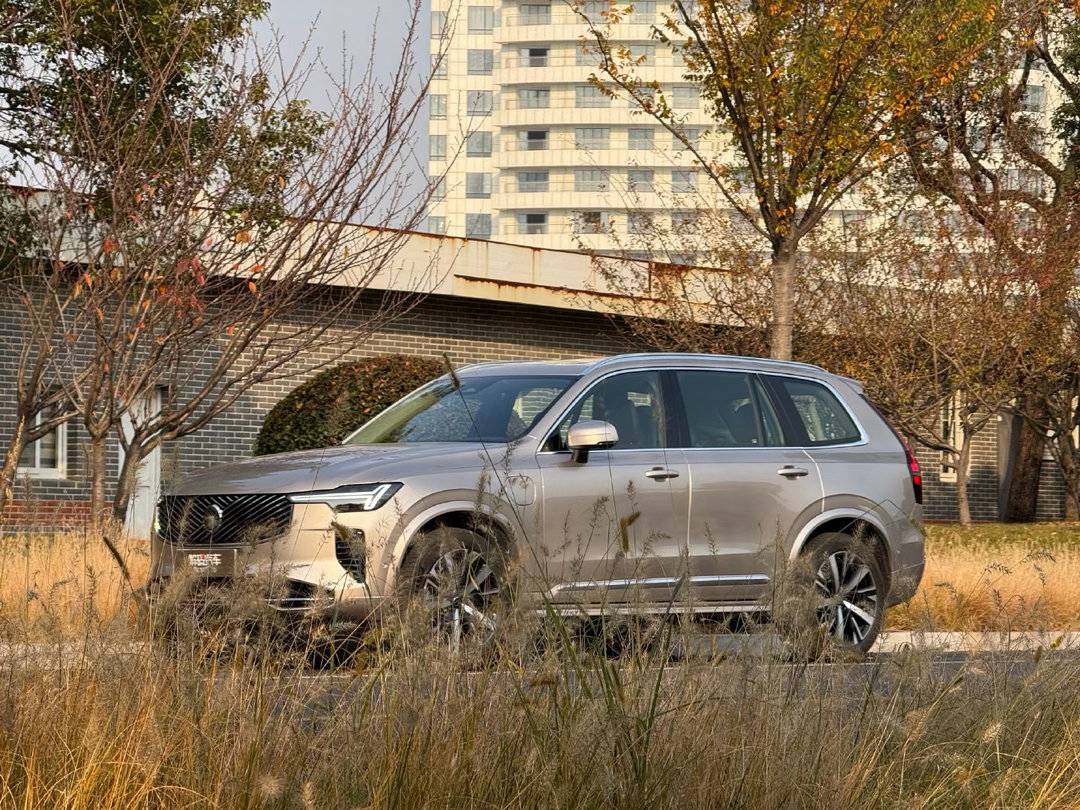 沃尔沃XC90 T8 插电混动旗舰七座SUV ，豪华插混家用标杆。2.0T发动机