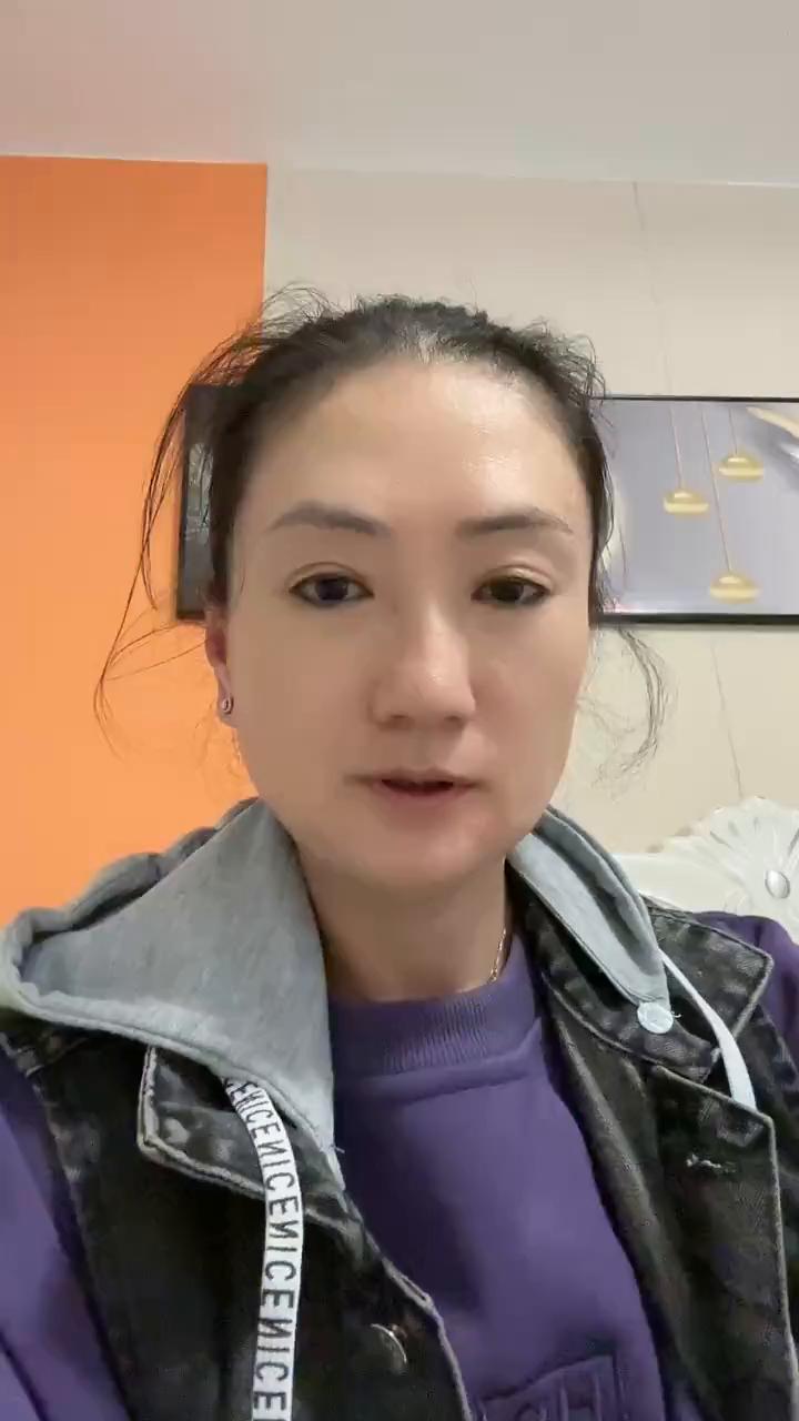 有的突然就想吃面包了，我就买了两个，就看图片特别好看，这叫柴窑面包。这两个一共花