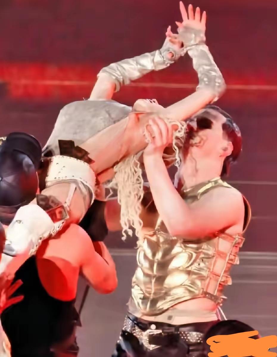 蔡依林年纪也不小了，又矮，有没有想过别人的感受？谁喜欢闻这个部位，唱个歌老是追求