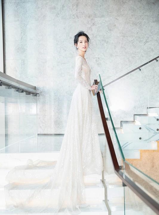 别再吹你偶像单打独斗了。
陈都灵领奖时一句话，撕开了娱乐圈最大的幻觉：“月亮本身