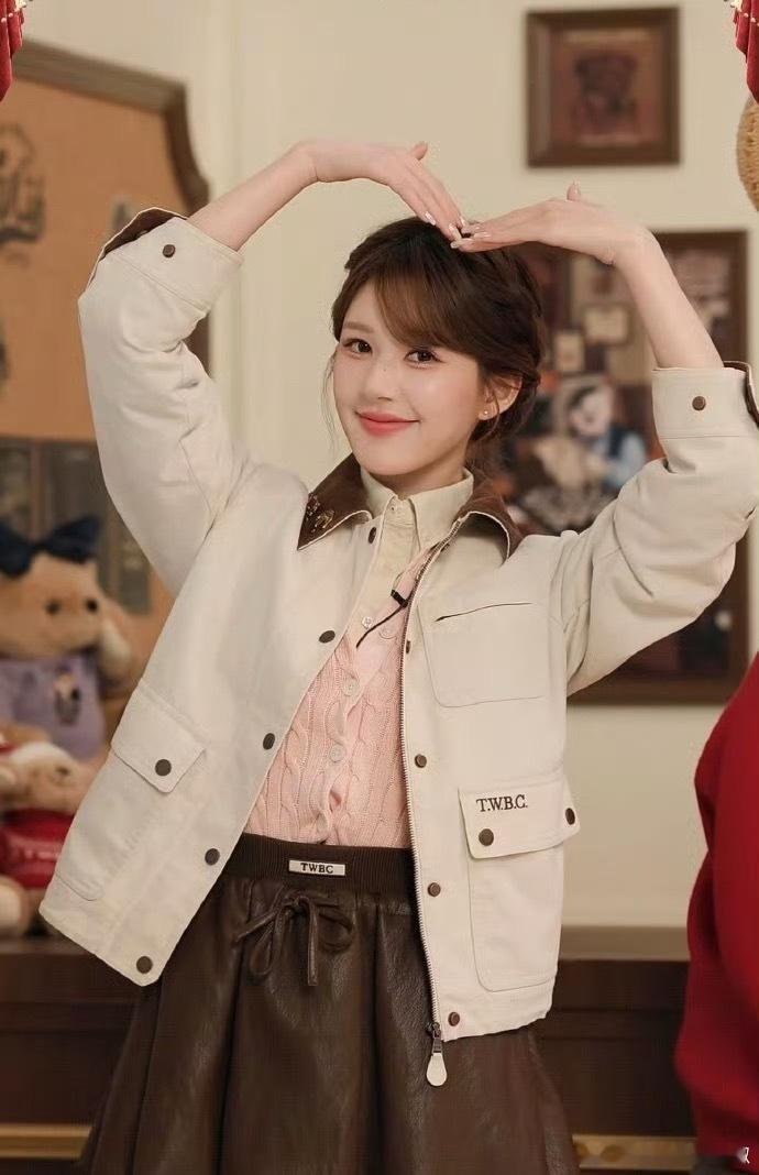 赵露思今日直播营业，笑容又回来了，这状态看着怎么样？ 