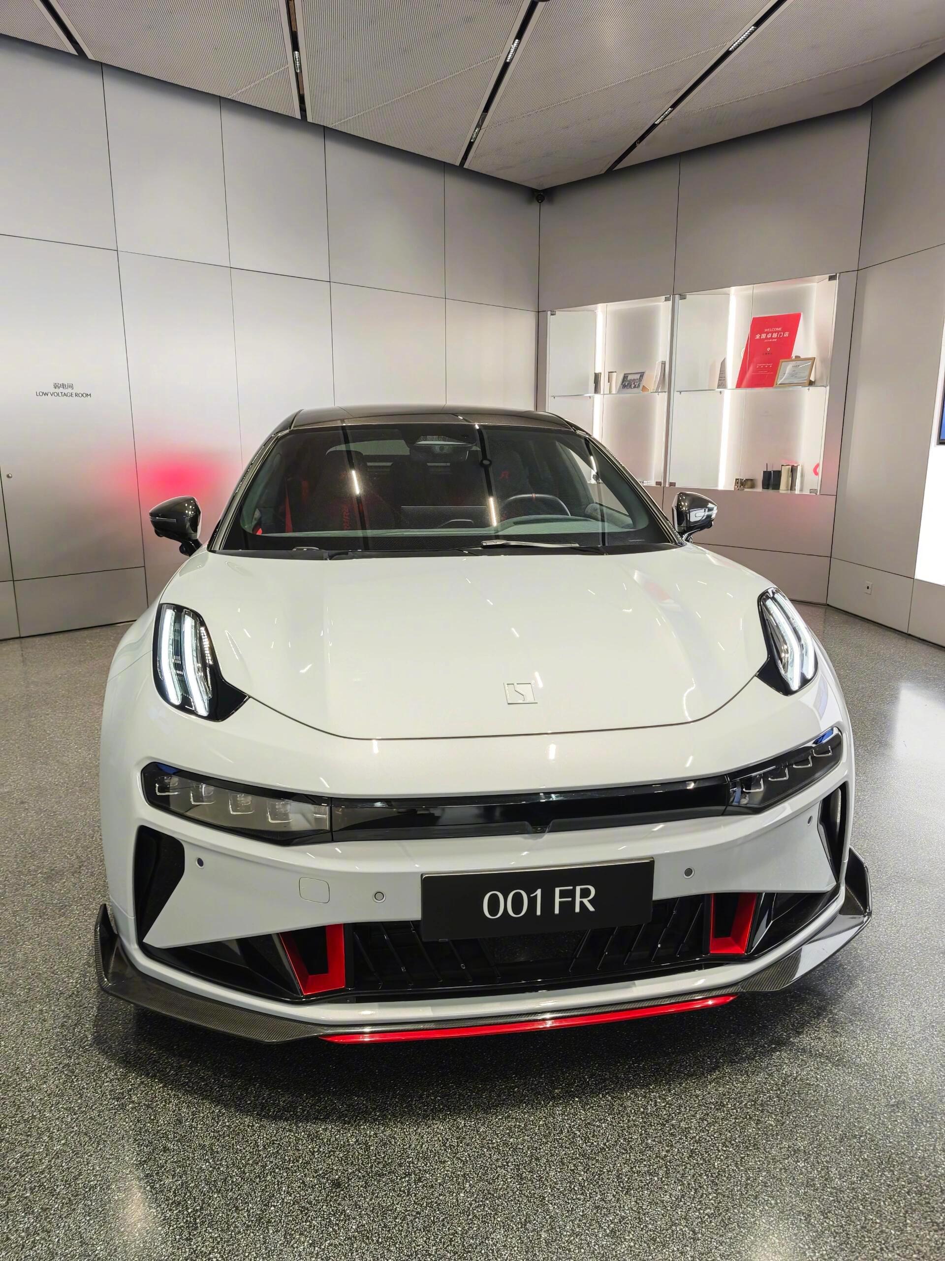 极氪001FR🚗1️⃣外观：相比普通版001，FR版加了大量碳纤维套件。哑光灰