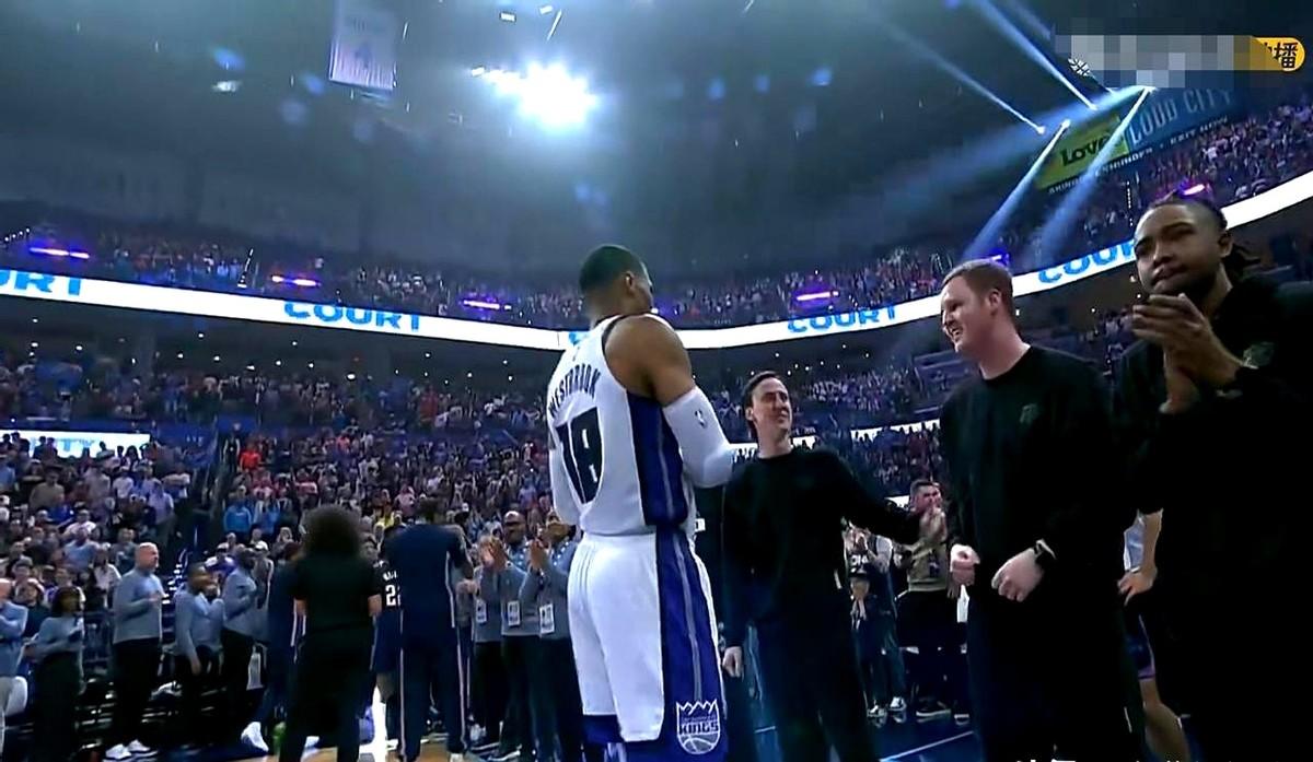 雷霆小将阿杰伊-米切尔真是太敬重威斯布鲁克了！

今天雷霆主场113:99轻取国