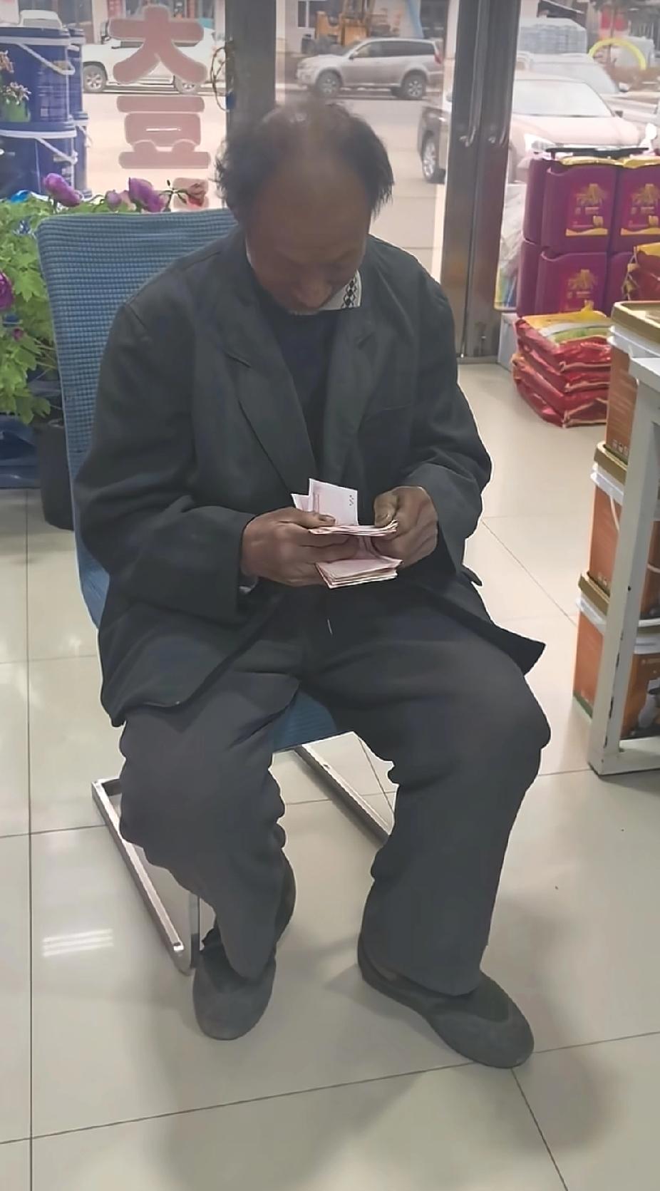 路边一家售卖农资产品的店铺里，突然来了一位陌生老人，听明老人的来意后，店主大姐直