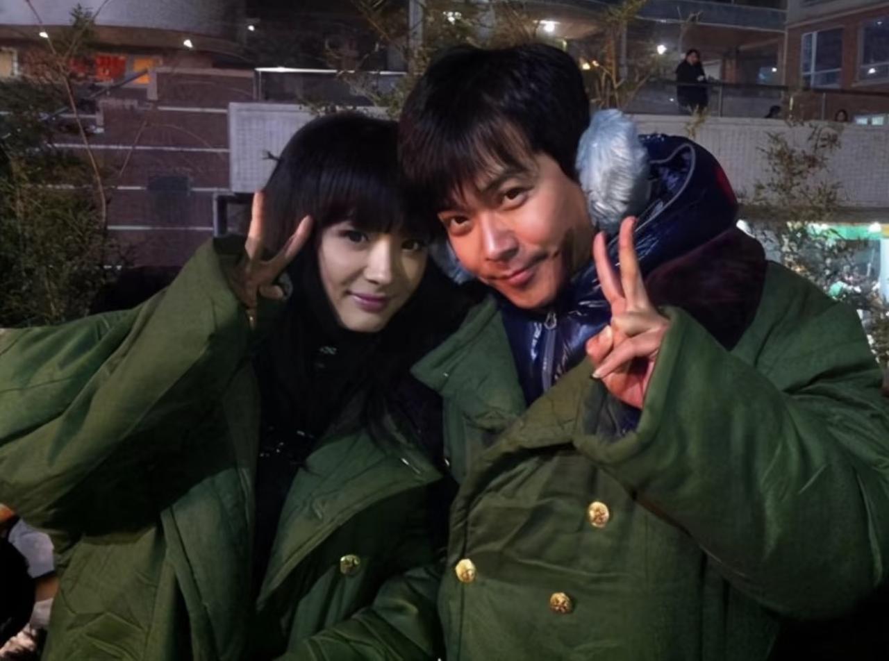 2011年，杨幂与陈思诚在拍电视剧《北京爱情故事》时期的合影。

陈思诚与杨幂穿