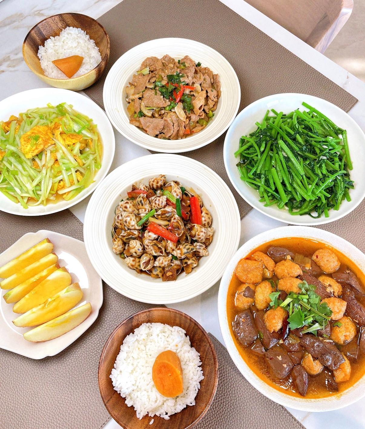 其次是健康的身体和安稳的内心，前者是承载一切的基础，后者是应对风雨的底气。