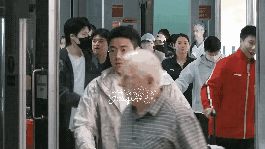 王楚钦始终改不掉这个“陋习”，
下意识的回头看，
仿佛是刻进了骨子里，

不为别
