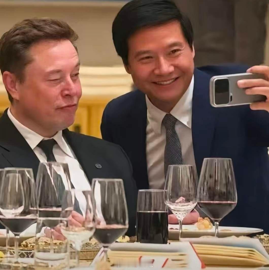 不知道为啥，看到雷军找马斯克拍照的那一幕，心里堵的慌，不是因为雷军，也不是因为马