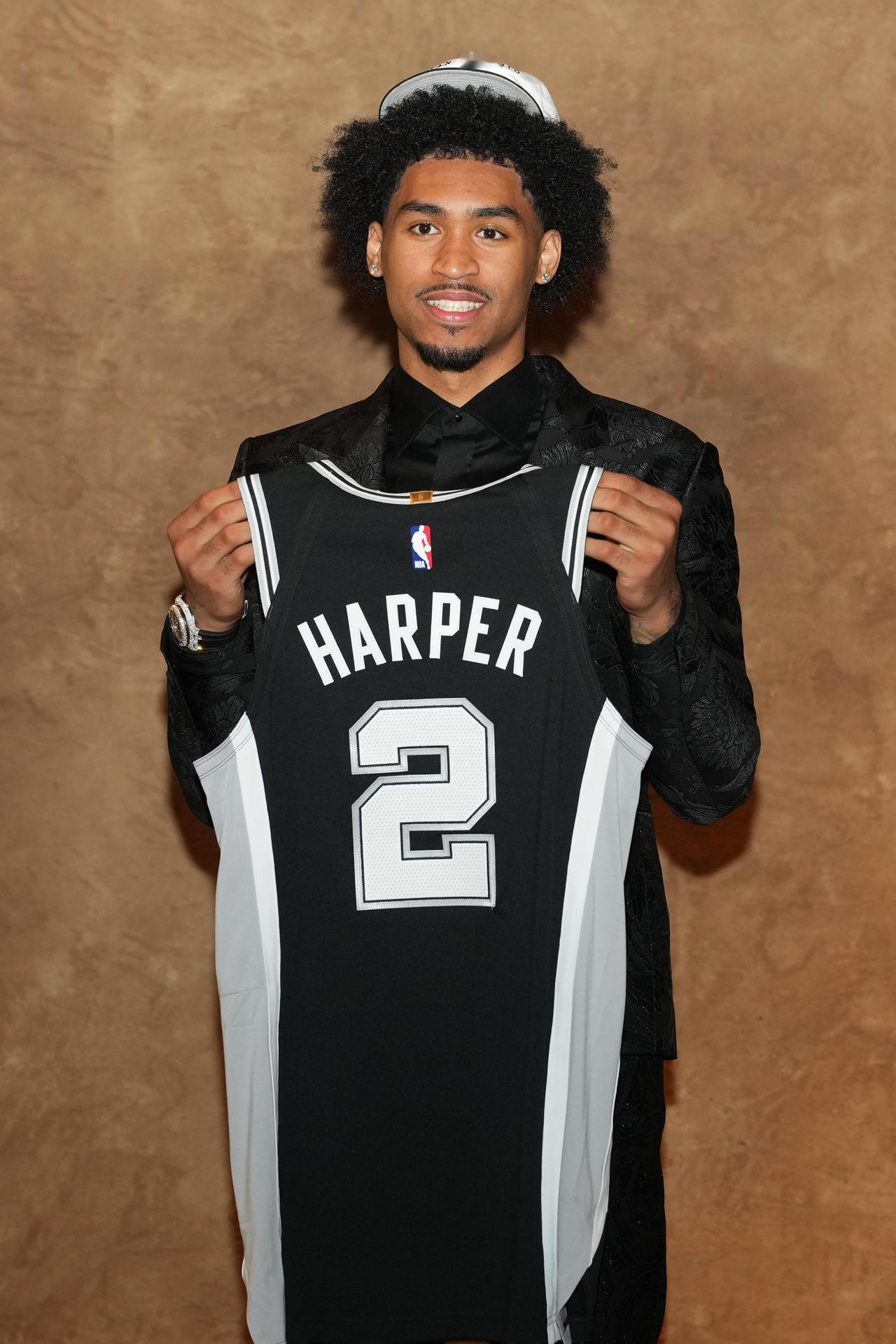 迪兰·哈珀在2025年NBA选秀中以第二顺位被圣安东尼奥马刺选中。
作为本届选秀