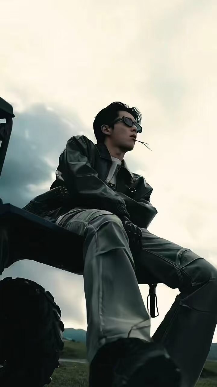 王鹤棣让你击中粉丝没让你击毙 别人的粉丝见面会是甜蜜互动，王鹤棣的是无差别射击。